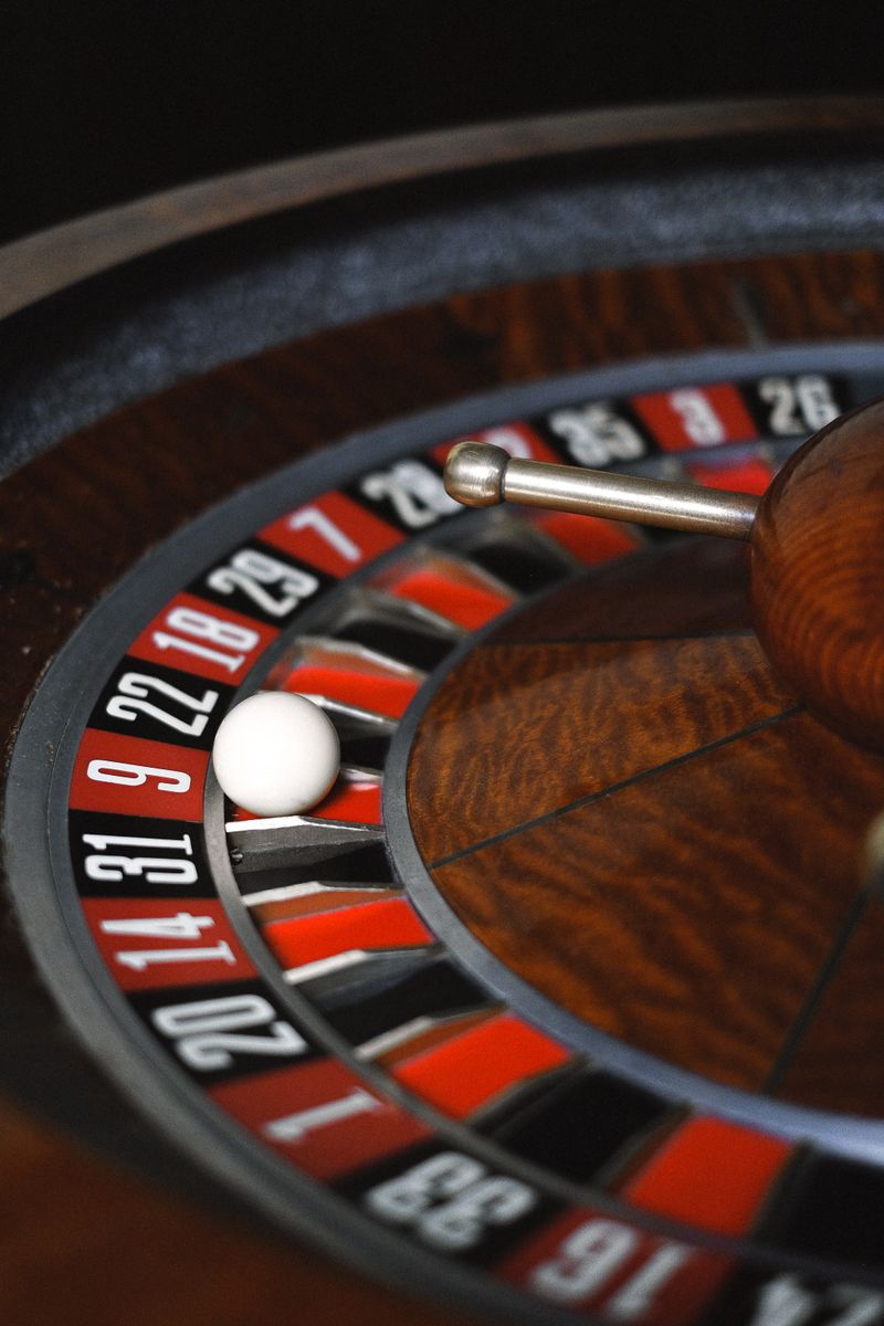 Roda roulette kasino dengan bola putih di atas angka