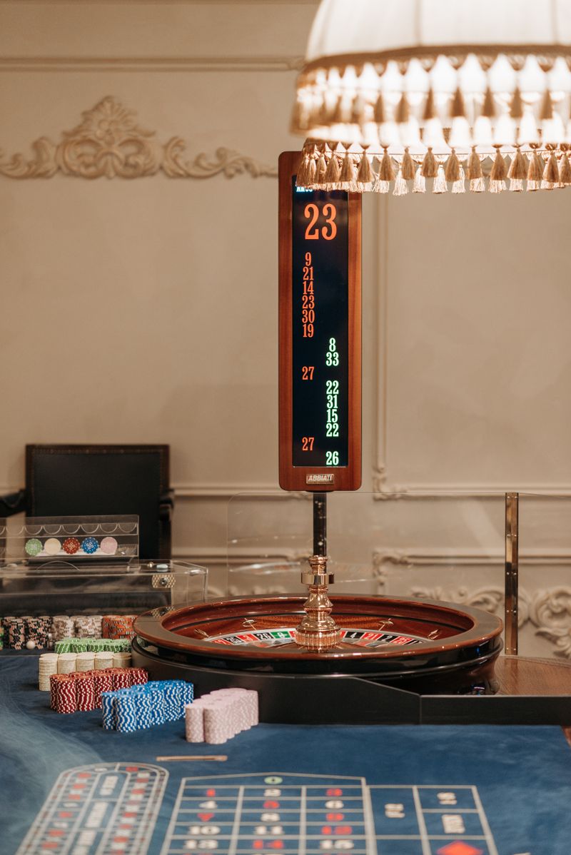 Mesin slot dengan lampu warna-warni di kasino