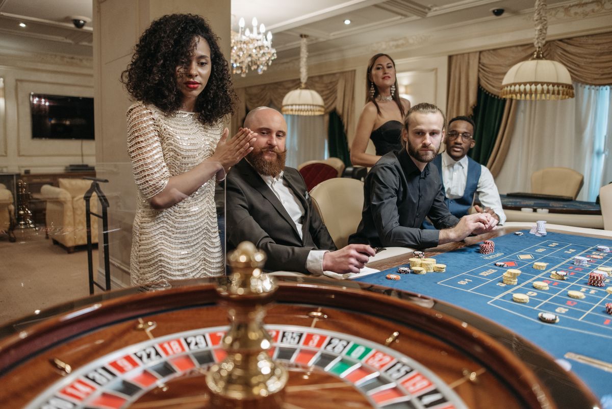 Meja permainan kasino dengan pemain sedang bermain roulette