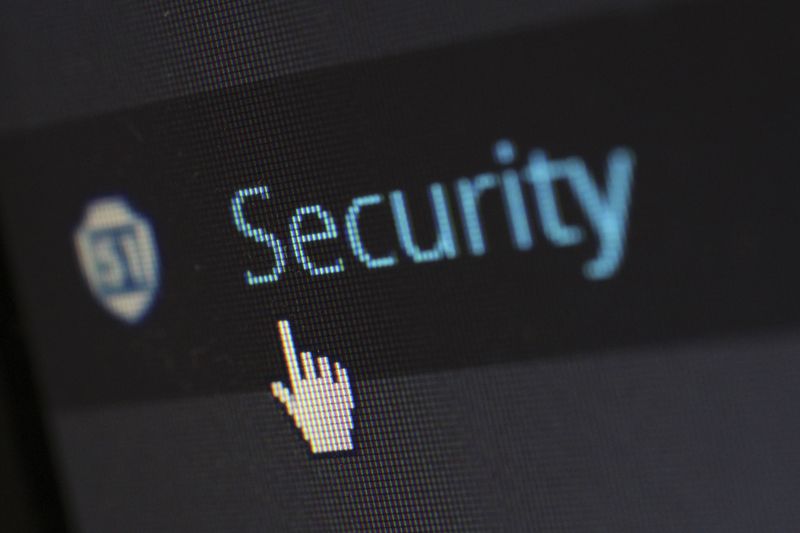 Layar komputer menampilkan ikon gembok keamanan digital